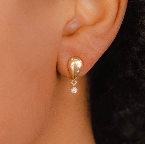 Brinco gota com zircônias