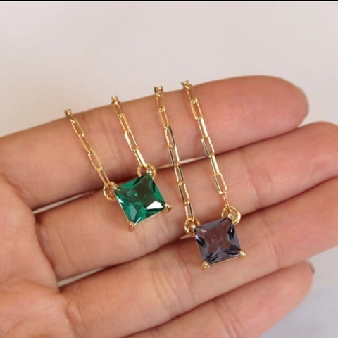 Escapulário com pedra verde e roxa