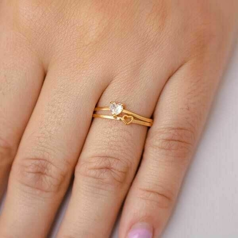 Anel coração vazado e com pedra