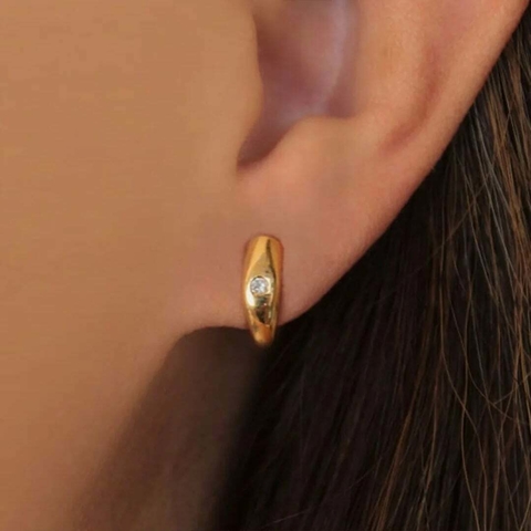 Brinco meia lua com zircônia