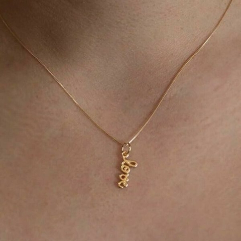 Colar com pingente Love