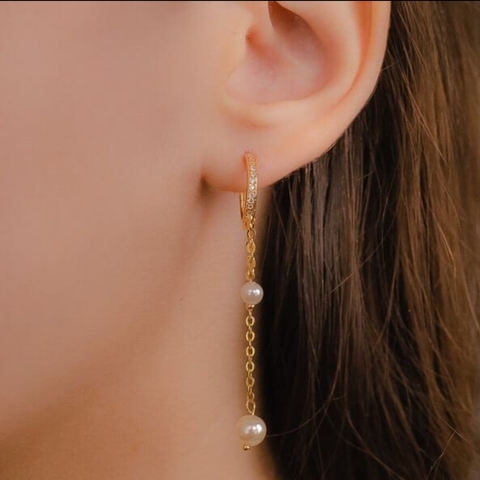 Argola cravejada com pérolas