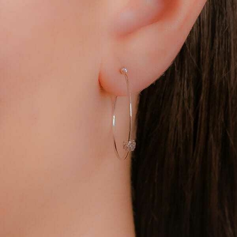 Argola média com detalhe cravejado