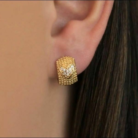 Argola pequena com coração cravejado