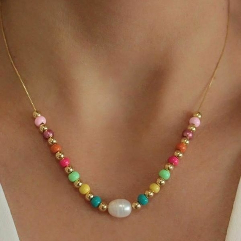 Colar com miçangas coloridas