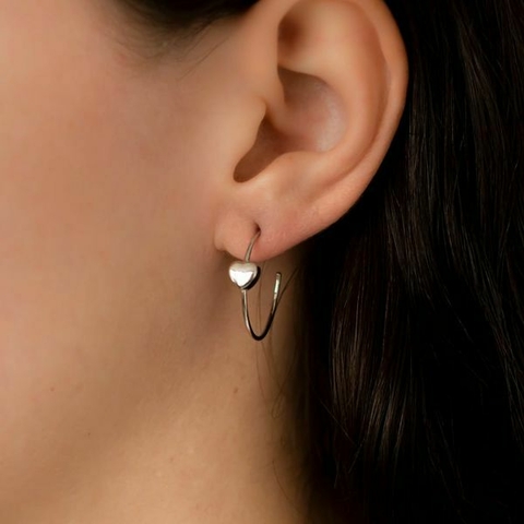 Argola média fina com coração