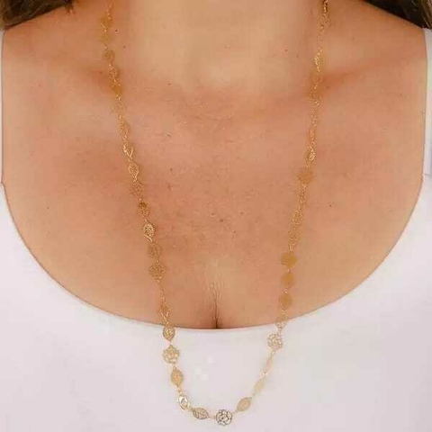 Colar longo folhas e flores