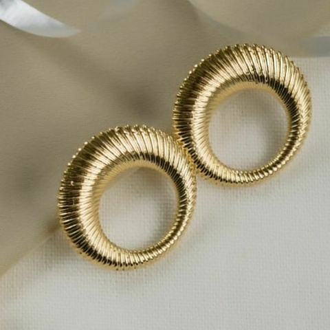 Brinco círculo médio trabalhado