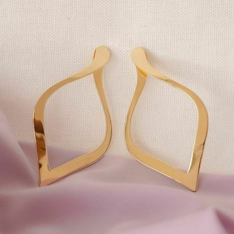 Brinco geométrico grande vazado