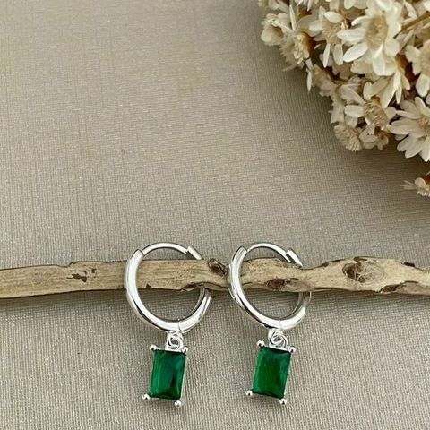 Argola com pedra Jade