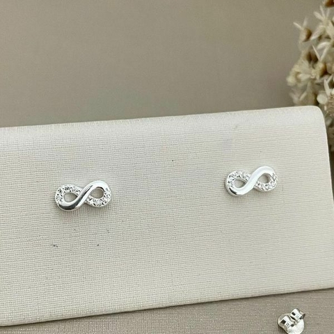 Brinco infinito cravejado