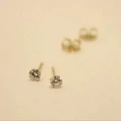 Brinco ponto de luz pequeno - comprar online