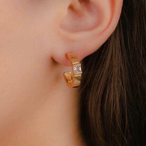 Argola média com cristal quadrado