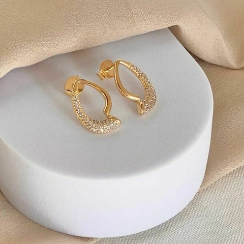 Brinco formato gota vazado