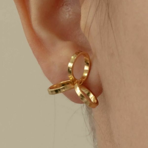 Brinco laço liso vazado