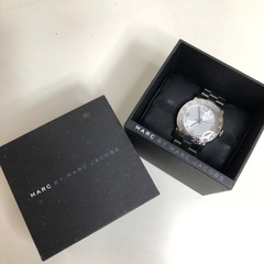 MARC BY MARC JACOBS - RELÓGIO CROMADO - Maria Madame Desapegos - Multimarcas e Luxo!