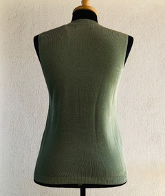 JULIA TRICOT - BLUSA REGATA VERDE - P na internet