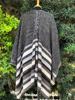 BCBG MAXAZRIA - CAPA PONCHO MESCLADA - Maria Madame Desapegos - Multimarcas e Luxo!