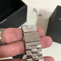 MARC BY MARC JACOBS - RELÓGIO CROMADO