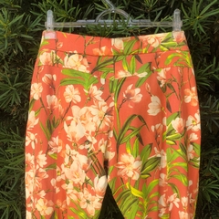 CRUISE - CALÇA FLARE SALMÃO FLORAL - Maria Madame Desapegos - Multimarcas e Luxo!