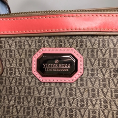 VICTOR HUGO - BOLSA MONOGRAMA BEGE - Maria Madame Desapegos - Multimarcas e Luxo!