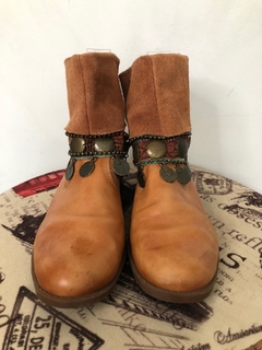 VIA MIA - BOTA CARAMELO MEDALHAS - Maria Madame Desapegos - Multimarcas e Luxo!