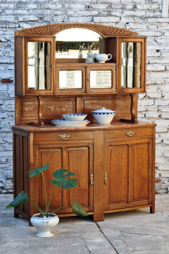 Aparador inglés de roble con alzada, mármol y cristales originales. Cód. 27051