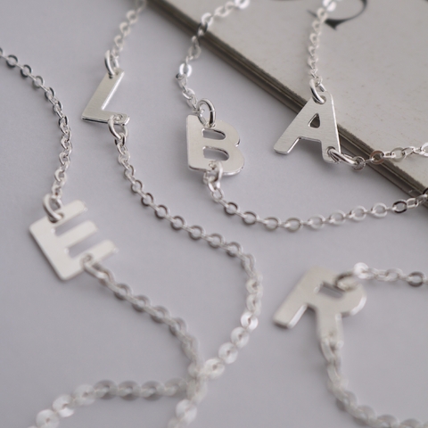 Colar Letra Minimalista Prata