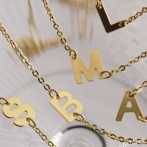 Colar Letra Minimalista Dourado