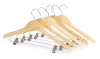 Cabide de madeira marfim natural com silicone antideslizante e presilhas metal - 44cm - pack 5 und - GH314 Cabide de madeira marfim natural com silicone antideslizante e presilhas metal - 44cm - pack 5 und - GH314