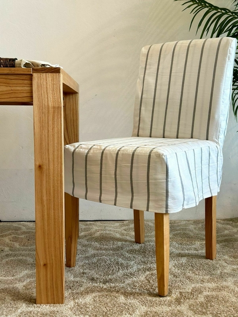 Silla con funda y tachas
