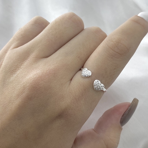 ANEL ABERTO NA FRENTE COM DOIS CORAÇÕES CRAVEJADOS