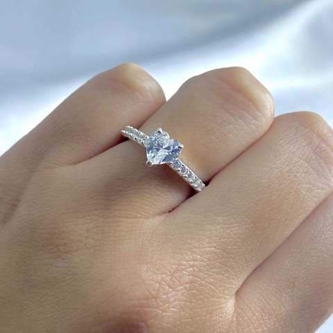 Anel solitário cravejado coração