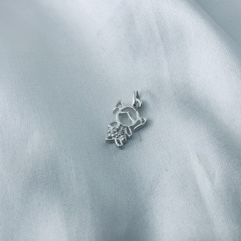 Pingente filha menina vazado com vestido pedra de zircônia