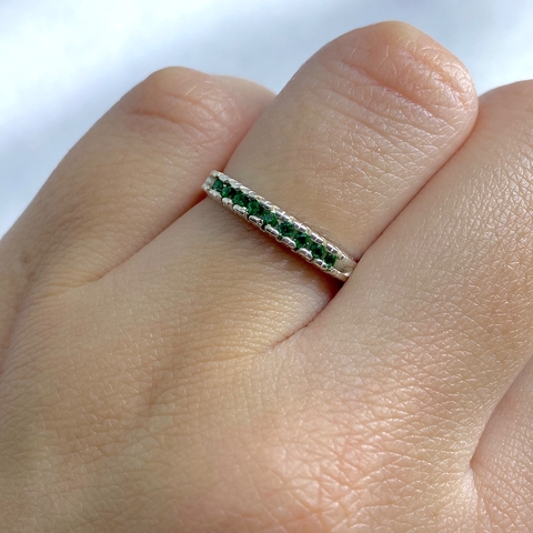 Anel com zircônia cravejado verde