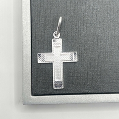Pingente Cruz Trabalhada 2,8cm na internet