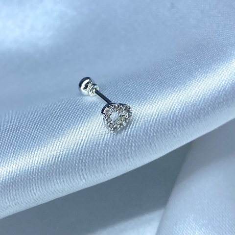 Piercing trágus coração cravejado