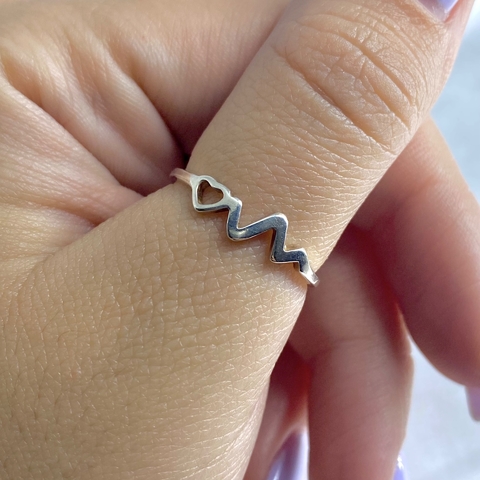 Anel coração e batimentos