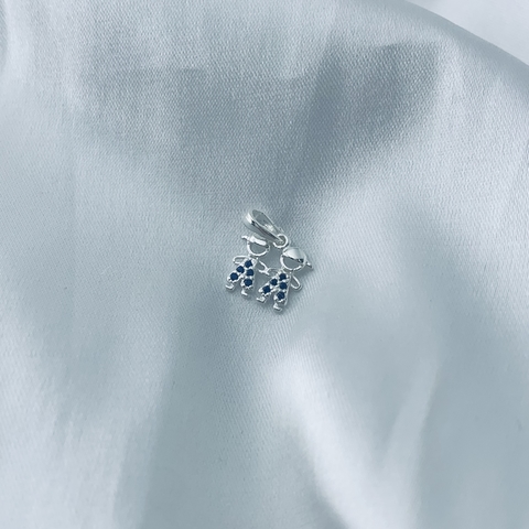 Pingente dois meninos zircônia azul