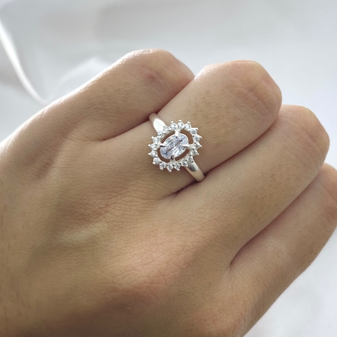 Anel oval com moldura central