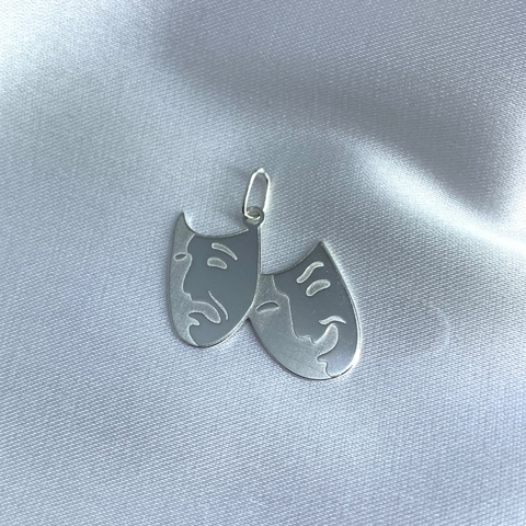 Pingente chora agora e ri depois pequeno