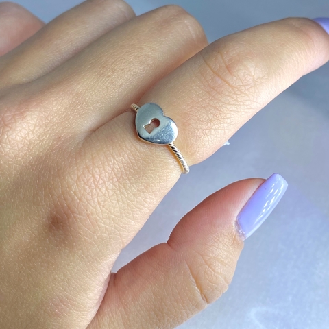 Anel coração com detalhe chave