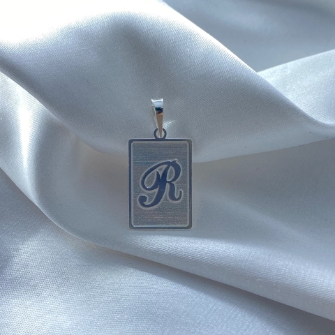 Pingente letra r plaquinha