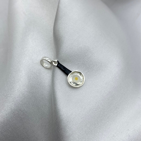 Berloque frigideira ovo