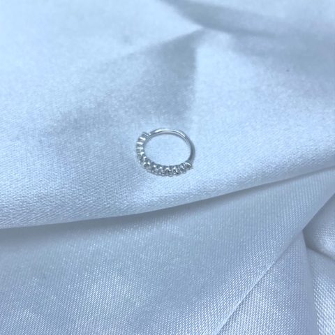 Piercing nariz cravejado