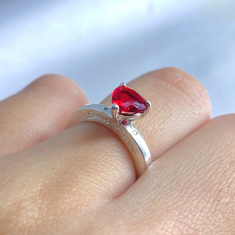 Anel “you and me” com zircônia de coração vermelha