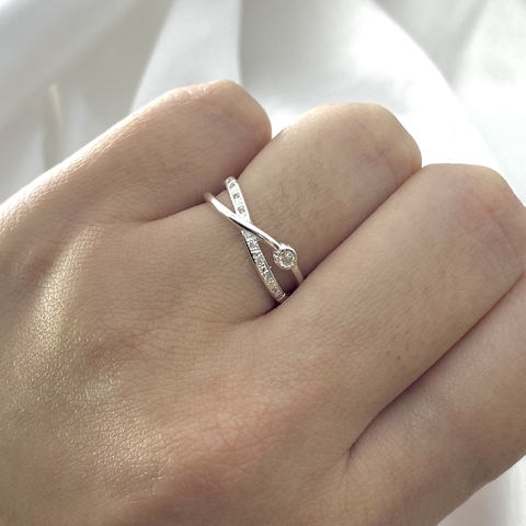 ANEL TRANÇADO CRAVEJADO E 1 PONTO ZIRCÔNIA