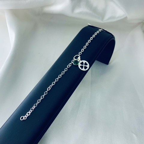 Pulseira pingente medalha trevo com zircônia verde
