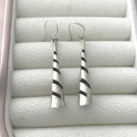 Brinco feminino Cone C/ Aberturas Laterais