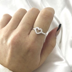 ANEL CORAÇÃO PEQ VAZADO CRAVEJADO EM ZIRCÔNIA